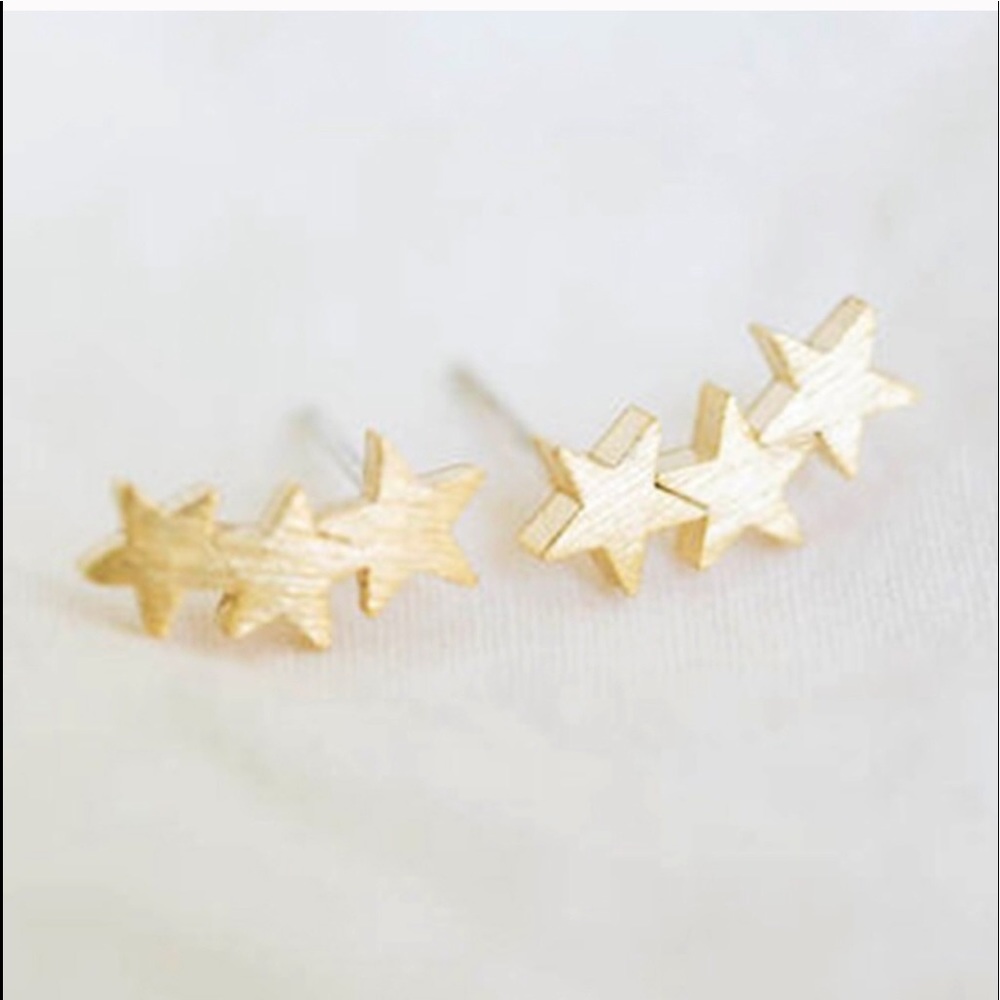 NWT ⭐️⭐️⭐️3 Star Gold Dainty Stud Earrings + GIFT